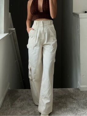 Stradivarius Wide-Leg Cargo Jeans in Cream